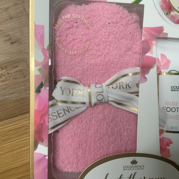 Goldessence Bath & Body Foot Therapy Set Sweet Pea (Socks, Scrub, Lotion & Brush - Picture 5 of 8